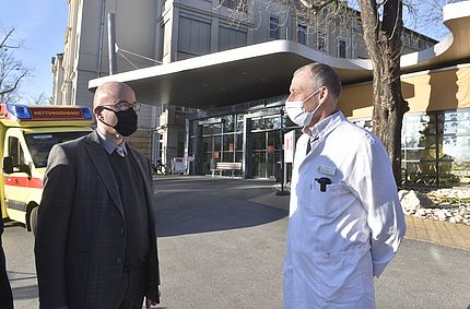 Landesbischof Tobias Bilz im Gespräch mit dem Ärztlichen Direktor des Diakonissenkrankenhauses, Dr. Thorsten Jacobi