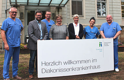 Gruppenfoto mit Vertretern des Diakonissenkrankenhauses und den beiden Abgeordneten